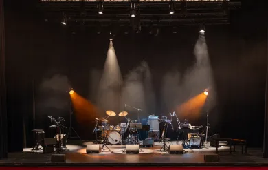 Scène prête pour un concert live Scène de concert vide avec instruments