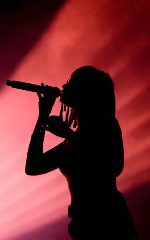 Silhouette d'une chanteuse sur scène