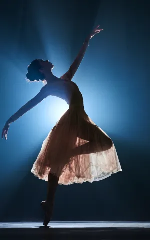 Danseuse en silhouette sur scène