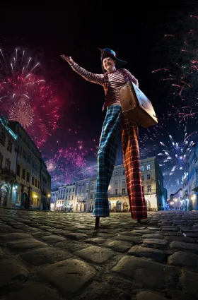 Personne sur échasses avec feu d'artifice