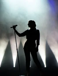 Silhouette d'une chanteuse sur scène