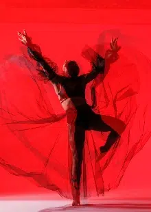 Danseur en mouvement avec tissu rouge