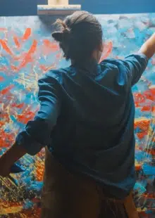 Artiste peignant une toile colorée