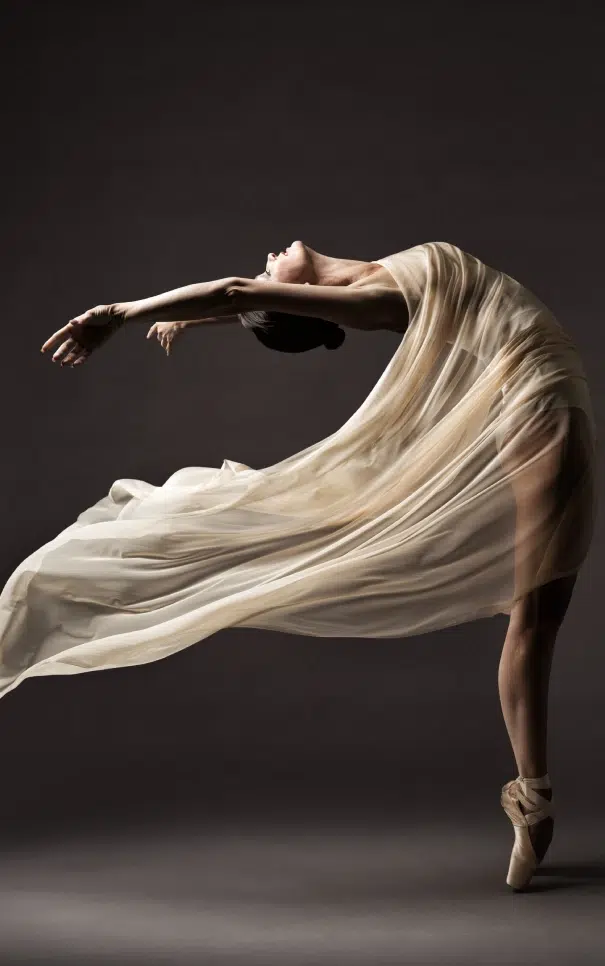 Danseuse en mouvement avec tissu fluide