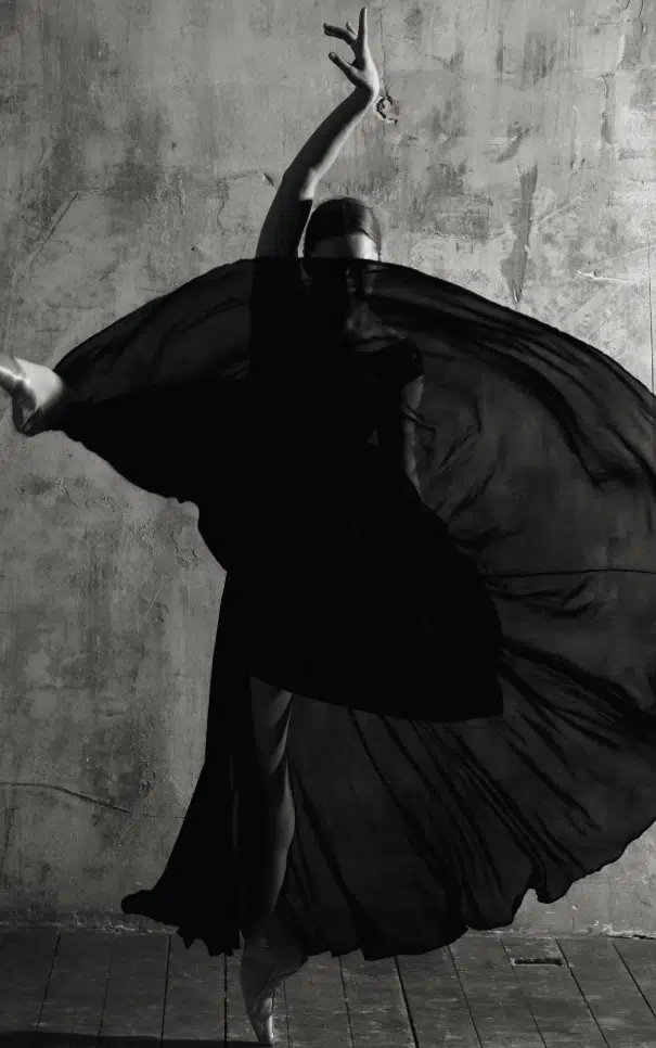 Danseuse en robe noire en mouvement