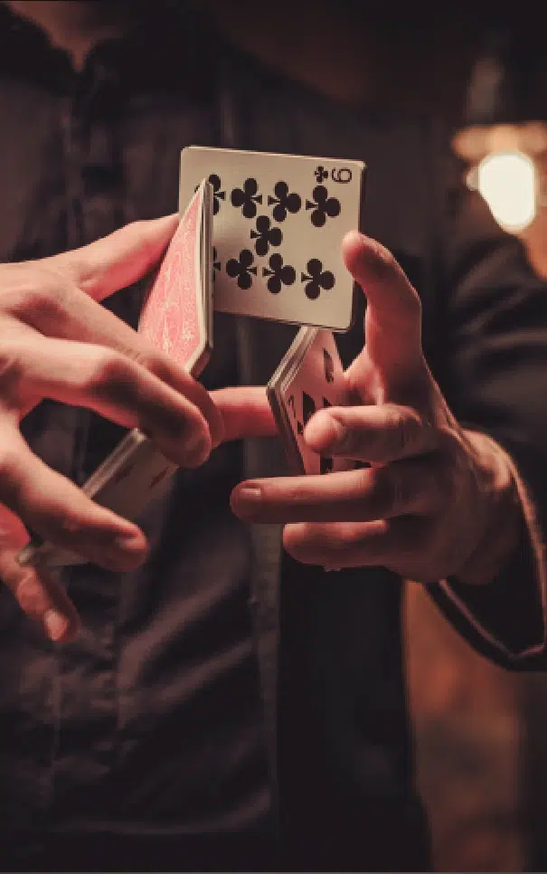 Magicien manipulant des cartes