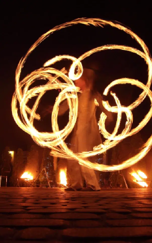 Performance de jonglage de feu