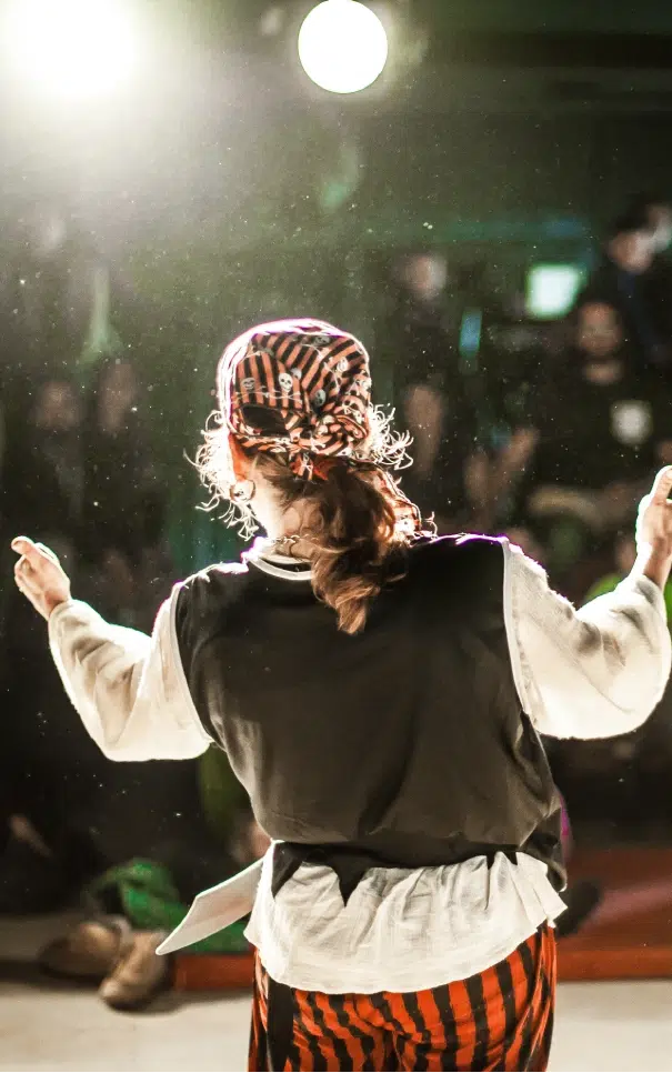 Personne sur scène avec bandana