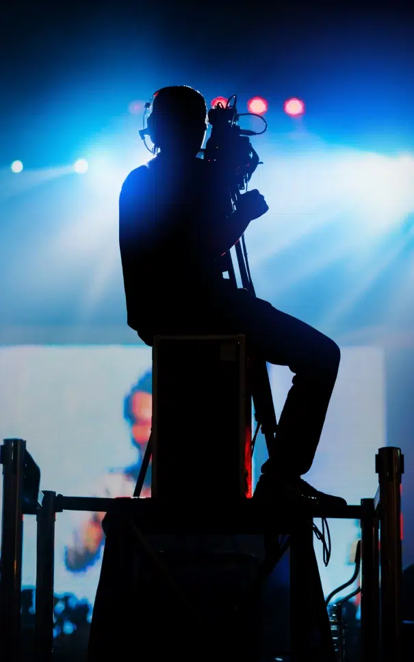 Silhouette d'un caméraman lors d'un événement